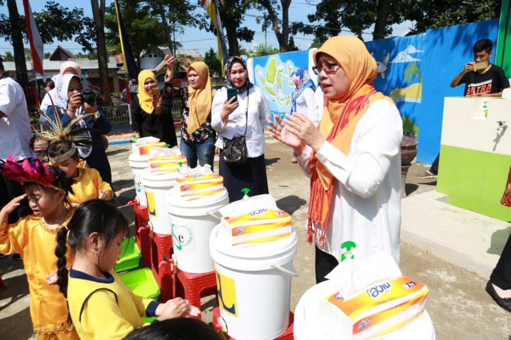 PROGRAM CUCI TANGAN BERSAMA PENASEHAT DARMA WANITA PERSATUAN KEMENTERIAN PEKERJAAN UMUM DAN PERUMAHAN RAKYAT